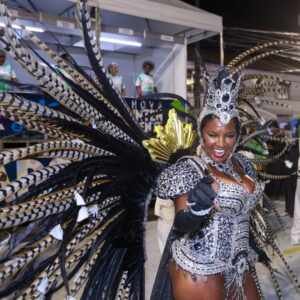 Índia Zurich é a nova rainha de bateria da Vila Santa Tereza