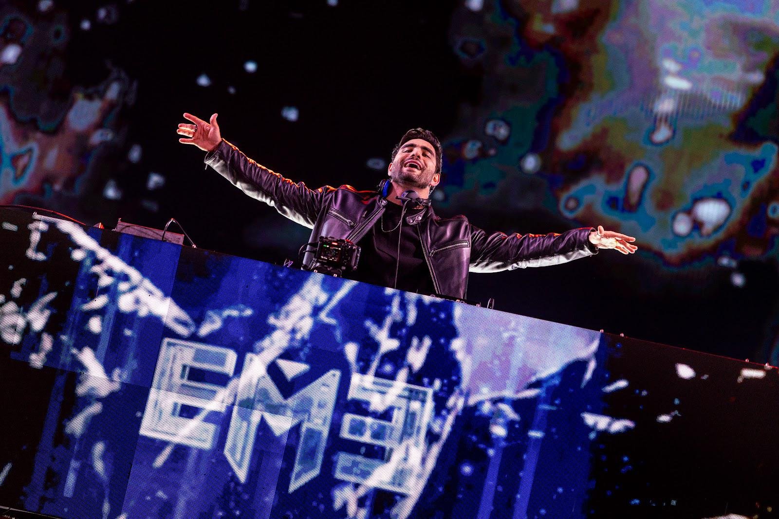 EME DJ estreia turnê com megaprodução e recorde de público no Country Bulls 2025