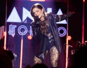 Anna Toledo lança “Proibido”, faixa-título do primeiro DVD