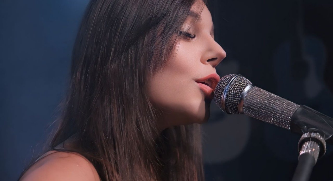 Ariane May divulga a música “No meu lugar” Ariane May divulga a música “No meu lugar”