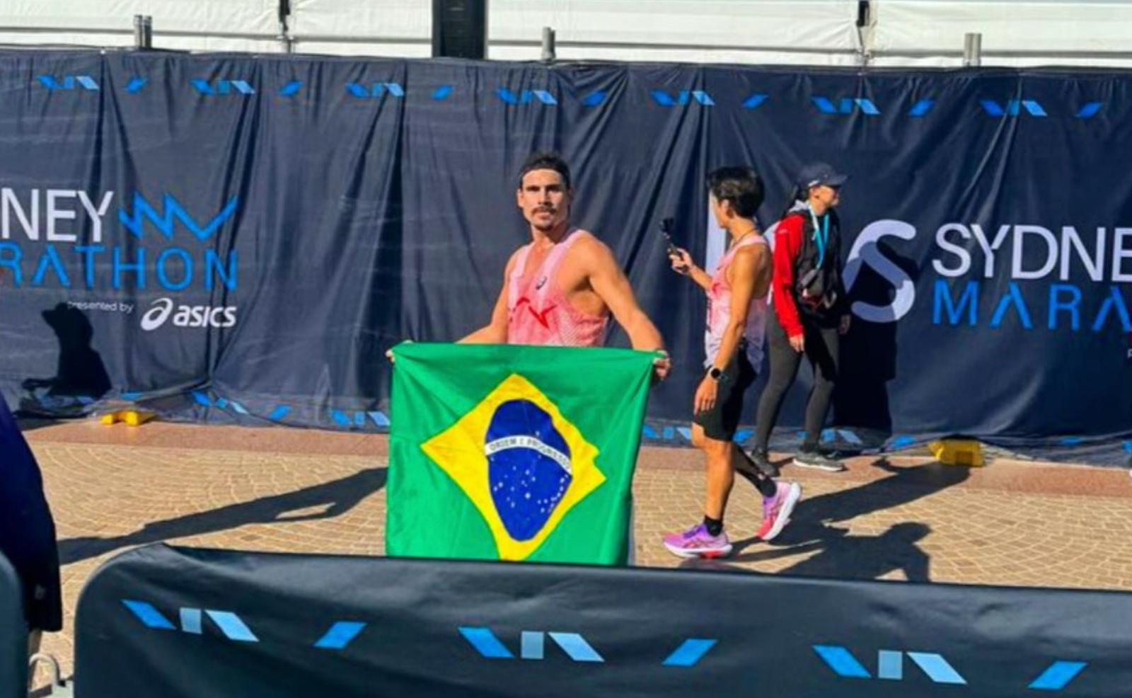 Ator Nicolas Prattes faz história na Maratona de Sydney