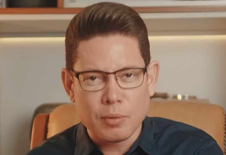 Bispo Bruno Leonardo doa R$ 100 mil a jovem paraplégico e emociona milhares nas redes