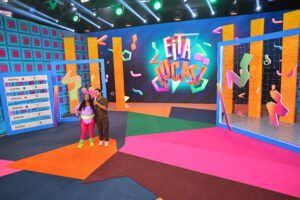 Lucas Guimarães celebra nova fase com amigos nos bastidores do ‘Eita Lucas’ no SBT
