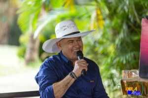 Carlos Barbosa estreia no comando do programa “Viola Brasil” na Rede Família