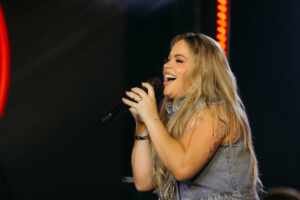 Arielly Dara estreia pela Universal Music Brasil com “Sorriso de Desespero”