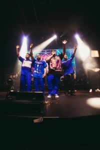 Com todos os shows esgotados Menos é Mais encerra turnê na Europa