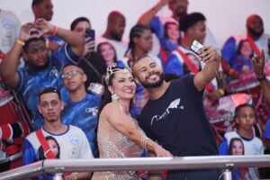 Vanessa Rangeli cai no samba com a Niterói na quadra do Salgueiro