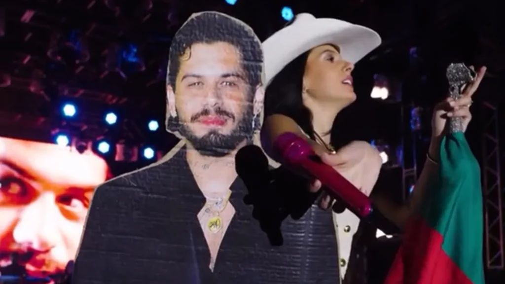 Ana Castela canta com versão de papelão de Zé Felipe em show