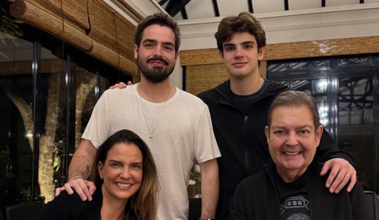 Faustão reaparece em foto inédita ao lado da família durante comemoração de casamento