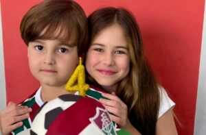 Mel Summers celebra aniversário do irmão caçula Theo com festa temática do Fluminense na escola