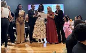 Eliana Turchetti recebe título de Mulher Empreendedora de Goiás do projeto Ciclo da Dignidade Menstrual