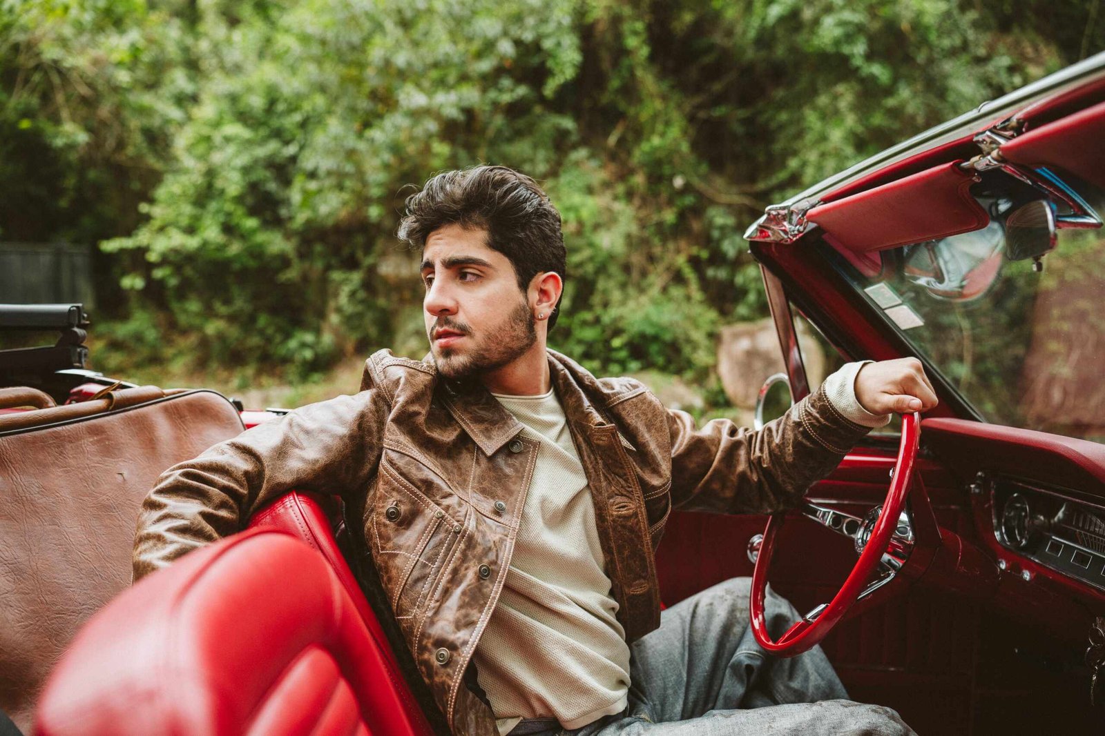 Hugo Henrique relança “Mala”, um dos maiores sucessos de sua carreira
