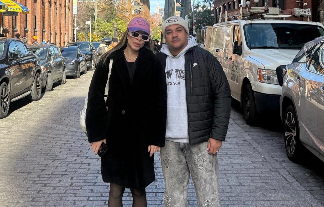 Cantor Vitinho viaja para Nova York com a família após cirurgia nas cordas vocais