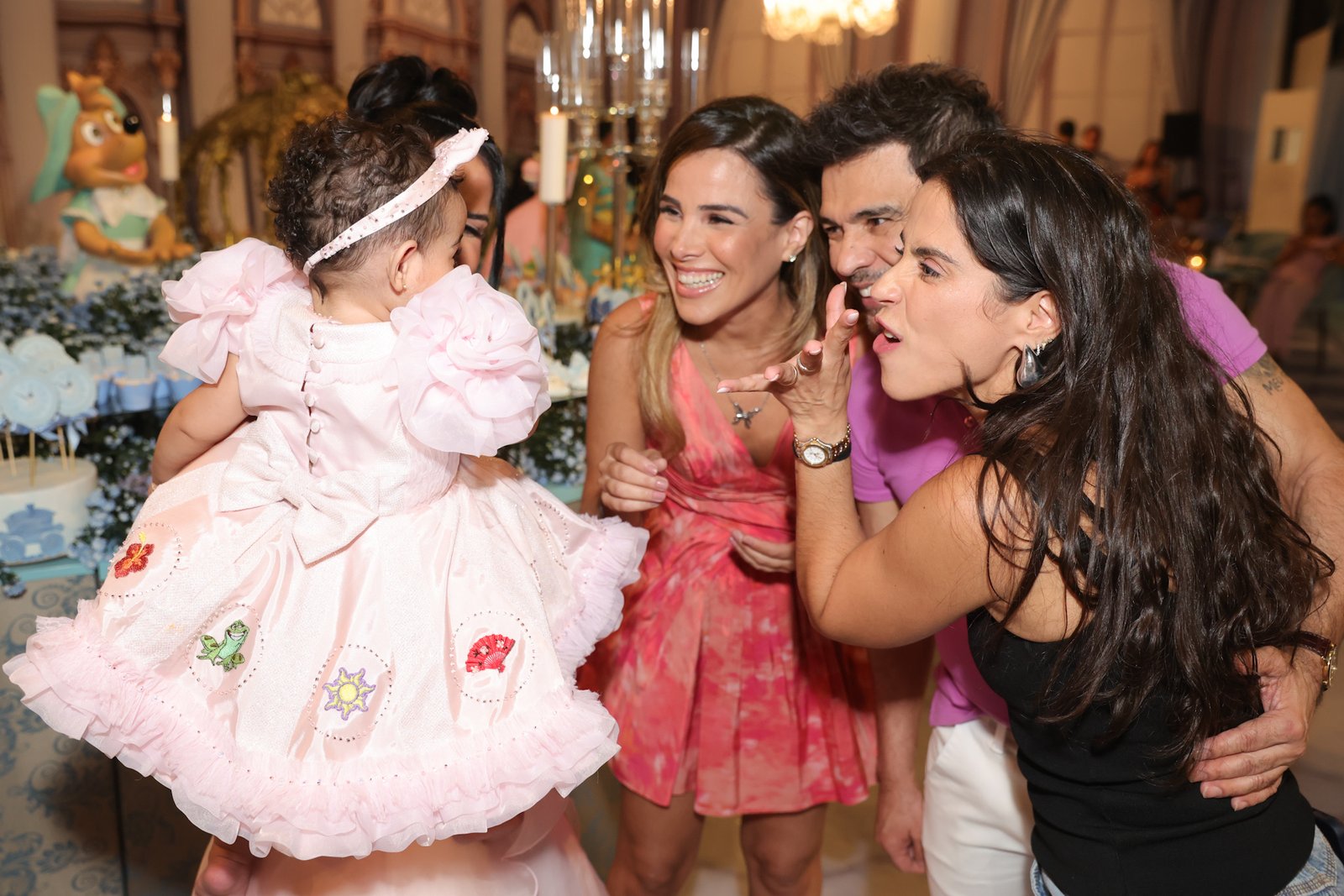 Zezé Di Camargo e Graciele Lacerda celebram 1 ano de Clara com festa luxuosa em SP 45 Zezé Di Camargo e Graciele Lacerda celebram 1 ano de Clara com festa luxuosa em SP