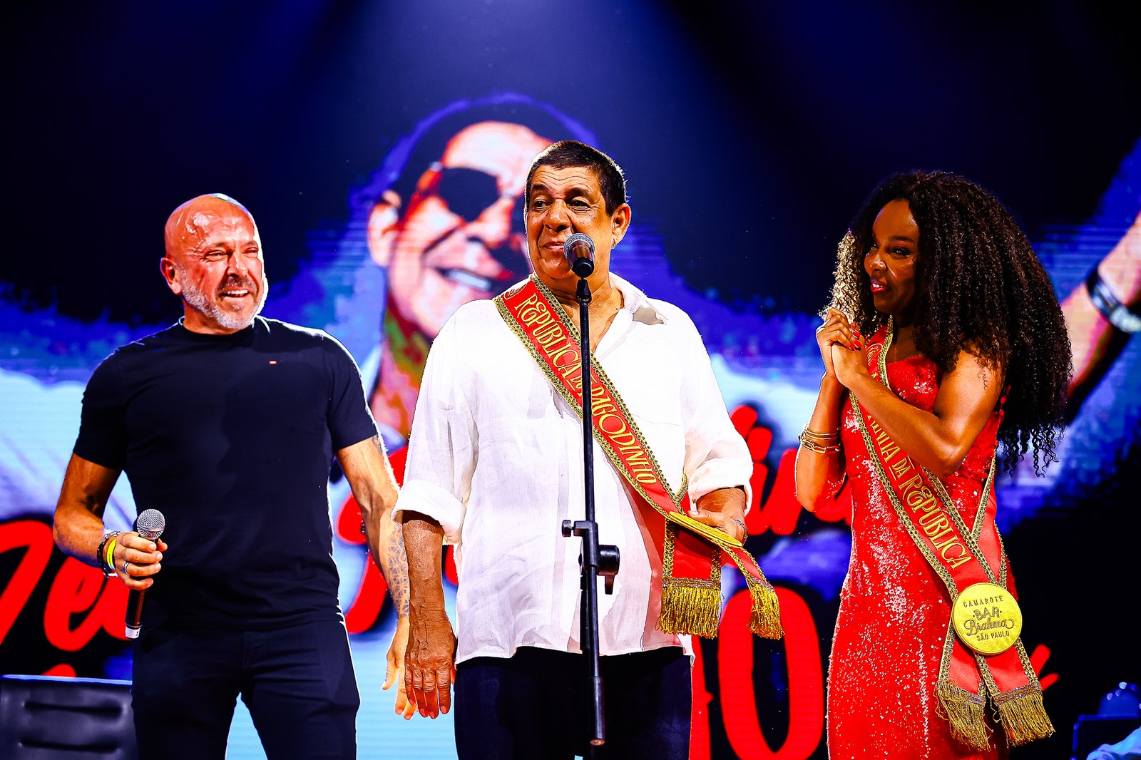 No último show da turnê de 40 anos, Zeca Pagodinho é empossado por camarote como presidente da “República do Pagodinho” No último show da turnê de 40 anos, Zeca Pagodinho é empossado por camarote como presidente da “República do Pagodinho”
