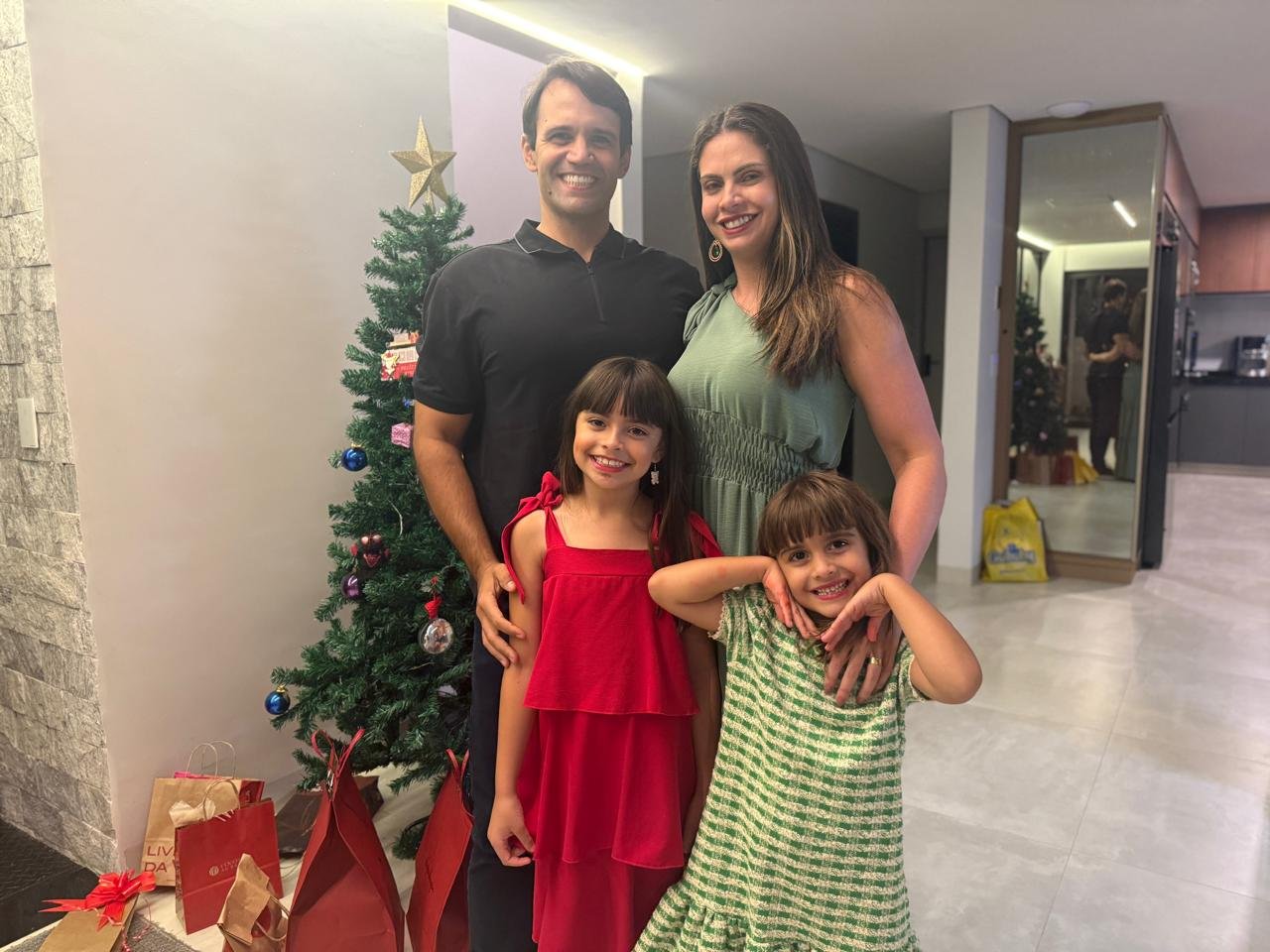 Dra. Carolina Meireles celebra Natal ao lado da família e amigos em noite de acolhimento Dra. Carolina Meireles celebra Natal ao lado da família e amigos em noite de acolhimento