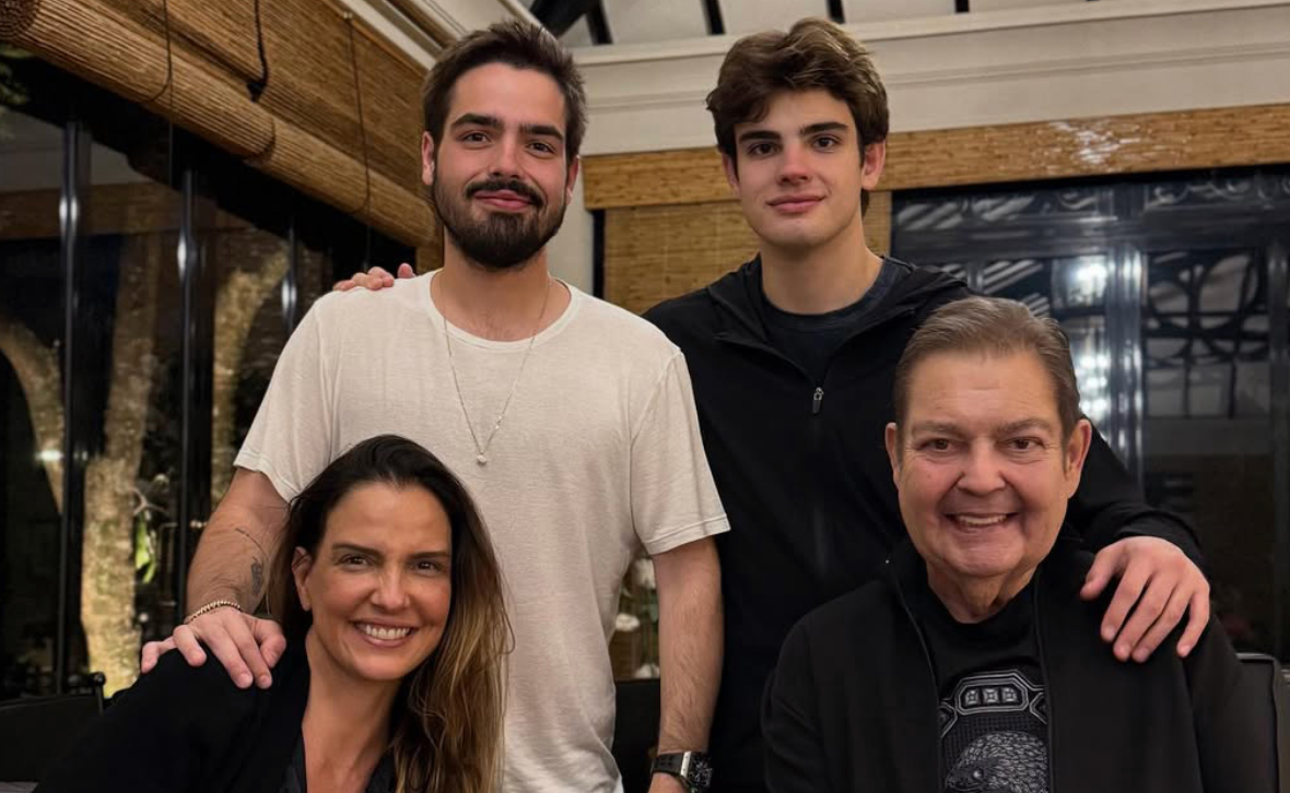 Faustão faz rara aparição com o filho em foto inédita Faustão faz rara aparição com o filho em foto inédita