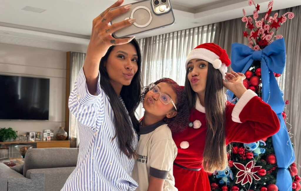Jaque Sobrinho faz surpresa de Natal para filha de Pocah e emociona família