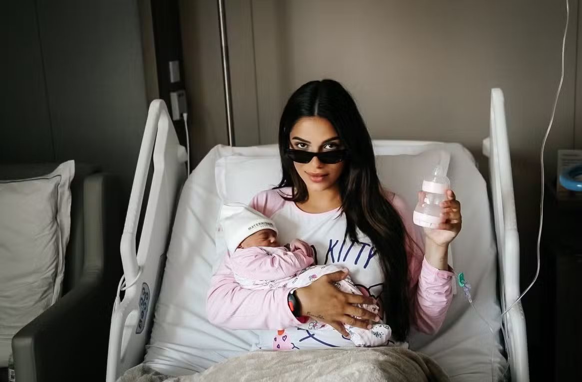 Key Alves posa com a filha e brinca: “Modo mamãe ativado” após nascimento da bebê