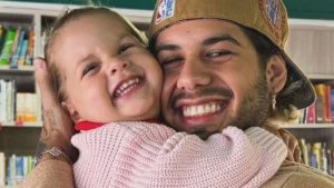 Zé Felipe se derrete ao ser maquiado por Maria Flor em momento fofo nas redes sociais