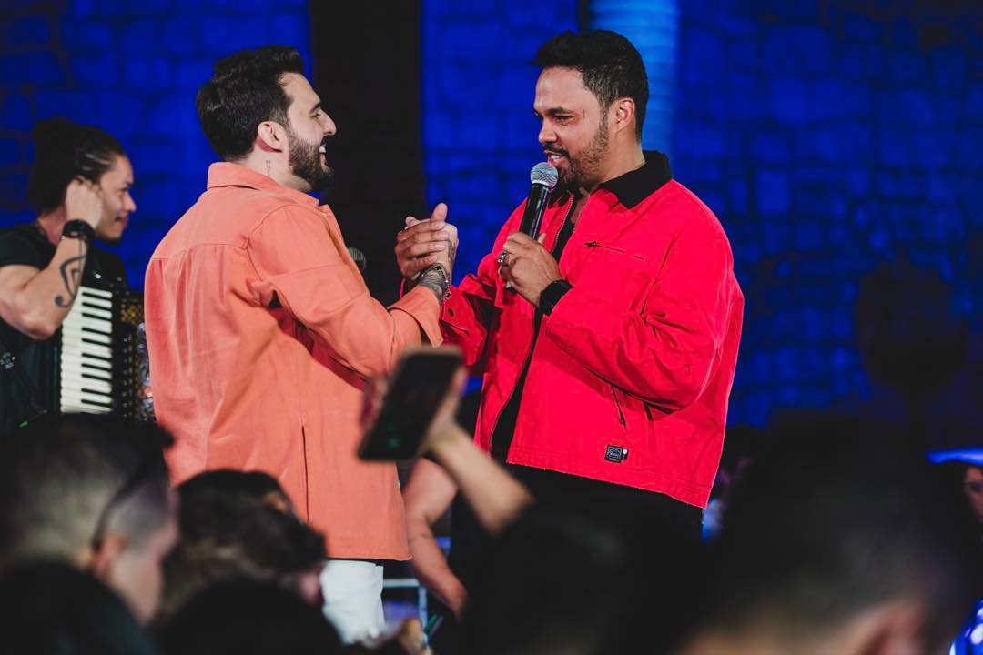 VH e Alexandre lançam “Parada Obrigatória 2” e o single “Beija Eu Sem Amor” 26 VHA 065