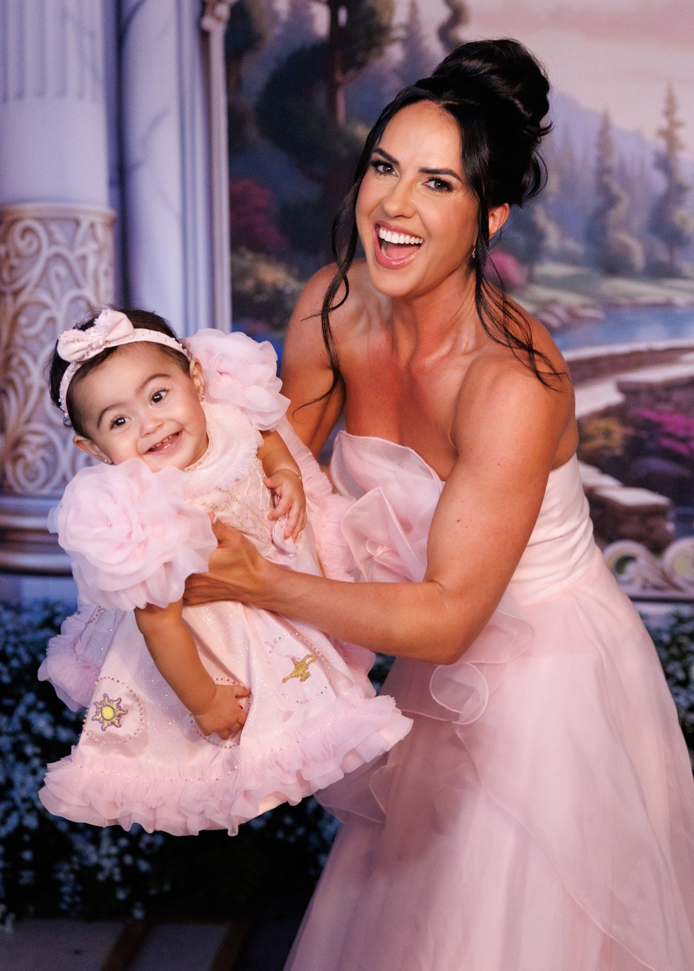 Zezé Di Camargo e Graciele Lacerda celebram 1 ano de Clara com festa luxuosa em SP 40 Zezé Di Camargo e Graciele Lacerda celebram 1 ano de Clara com festa luxuosa em SP