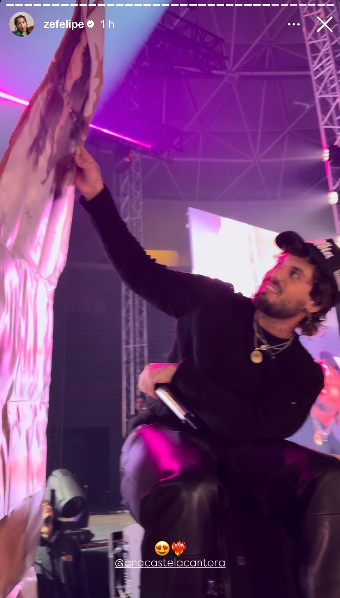 Zé Felipe canta com versão de papelão de Ana Castela durante show em Portugal 26 img 4225