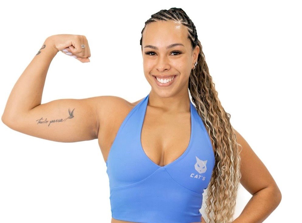 Julia Olliver transforma mudança de vida em marca fitness construída junto à própria comunidade