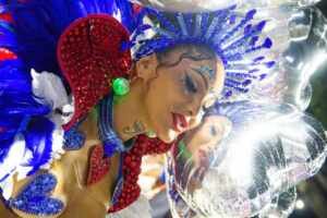 Amanda Fernandes surge com fantasia de balões na Marquês de Sapucaí em ensaio da União da Ilha