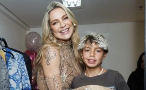 Luana Piovani recebe flores do filho Dom e carinho de amigas na estreia da peça em SP