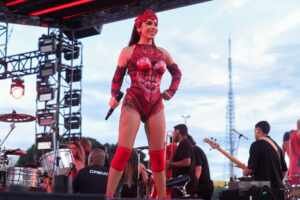 Anitta arrasa com fantasias inspiradas nos signos do zodíaco