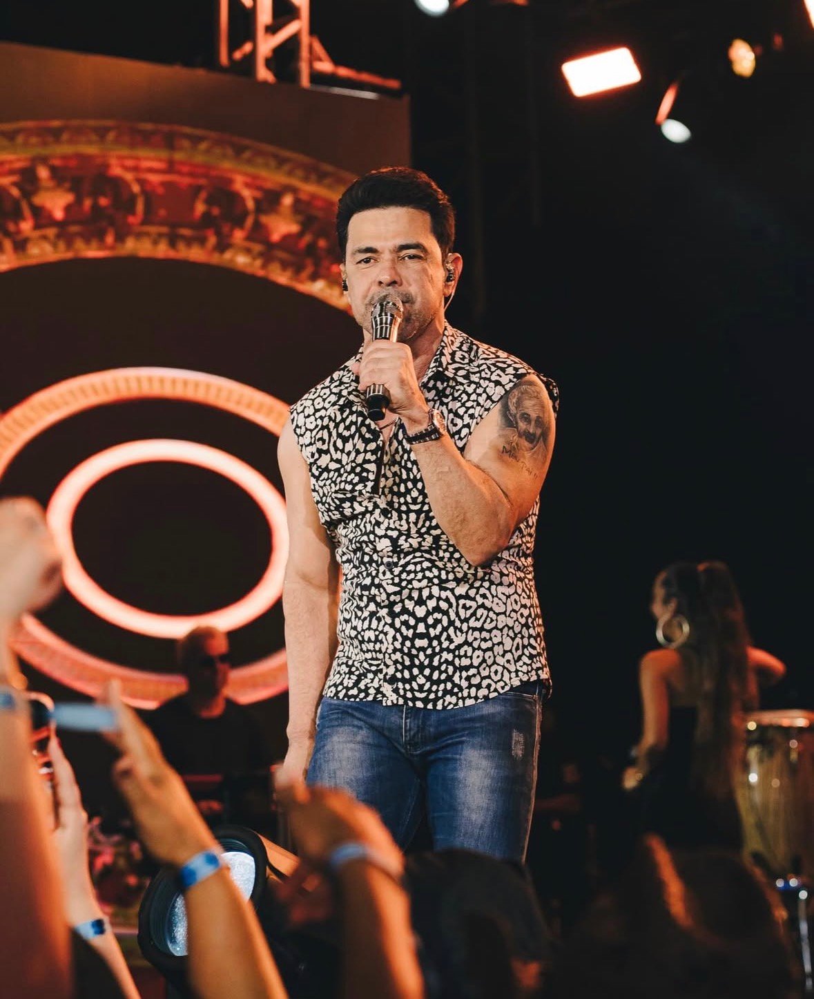 Zezé Di Camargo arrasta multidões em três shows e reúne mais de 100 mil pessoas em Curvelo (MG) 8 Navio do Zezé encerra segunda edição com sold out, encontros inéditos e momentos históricos