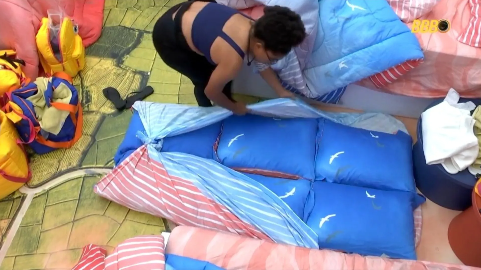 BBB 26: Milena viraliza após fazer cama de travesseiros para os brothers