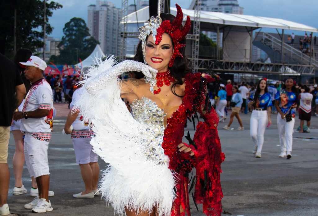 Milene Gonzalez rouba a cena no Anhembi e transforma o enredo “Anti-Herói Brasil” em um manifesto de moda e atitude 31 Milene Gonzalez rouba a cena no Anhembi e transforma o enredo “Anti-Herói Brasil” em um manifesto de moda e atitude