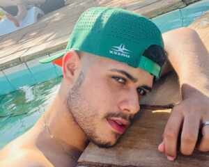 Sósia de Zé Felipe, se despede do avô no dia que completa 22 anos