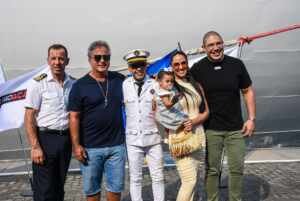 Zezé Di Camargo embarca com Graciele Lacerda e a filha Clara em navio temático