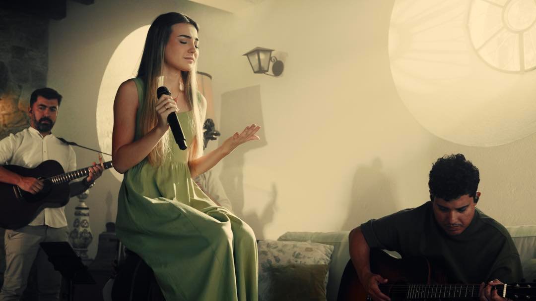 Esther Durán apresenta “Minha Paz”, faixa que reforça a sua identidade musical Esther Durán apresenta “Minha Paz”, faixa que reforça a sua identidade musical