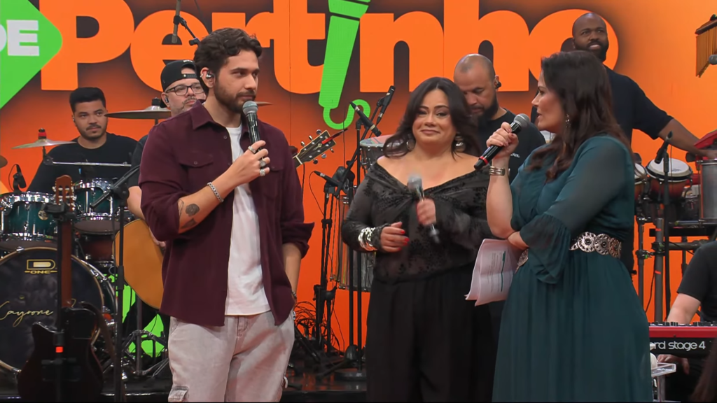 Gustavo Mioto fala sobre como lida com fake news durante pocket show na Band
