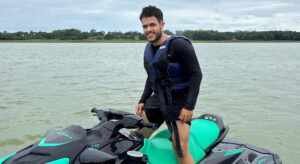 Sósia de Zé Felipe, Zé Gustavo curte fim de semana em lago no interior de SP