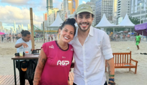 Ana Castela dança hit de Breno Ferreira durante evento em Balneário Camboriú