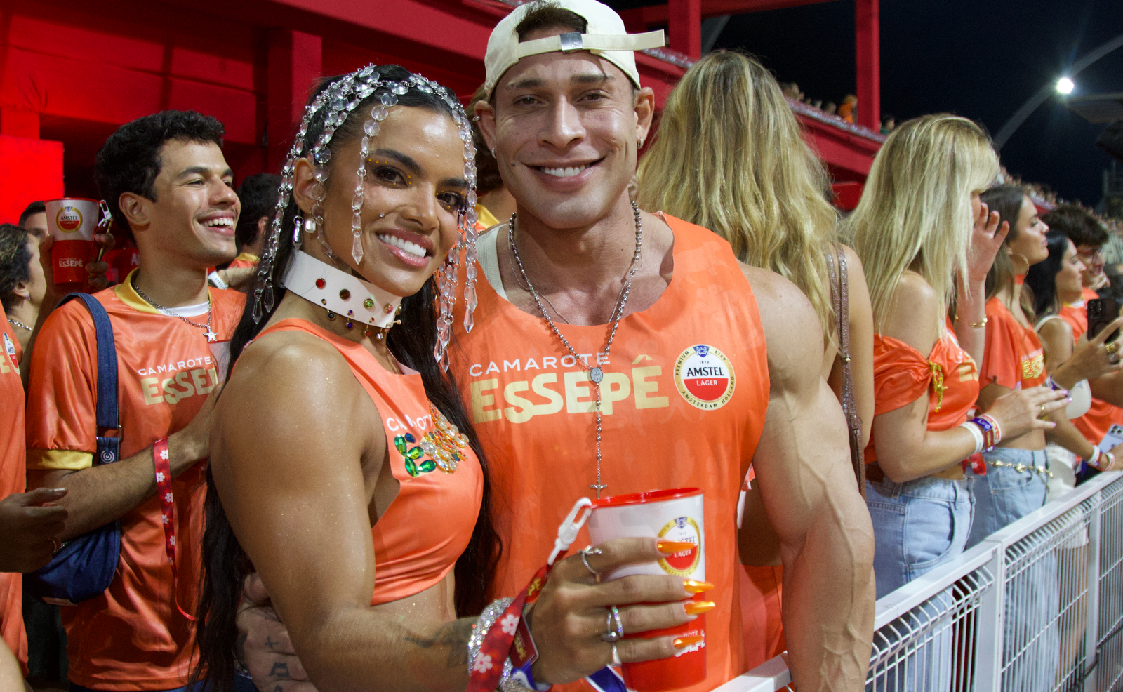 Ramon Dino, campeão do Mister Olympia 2025, prestigia desfiles no Anhembi