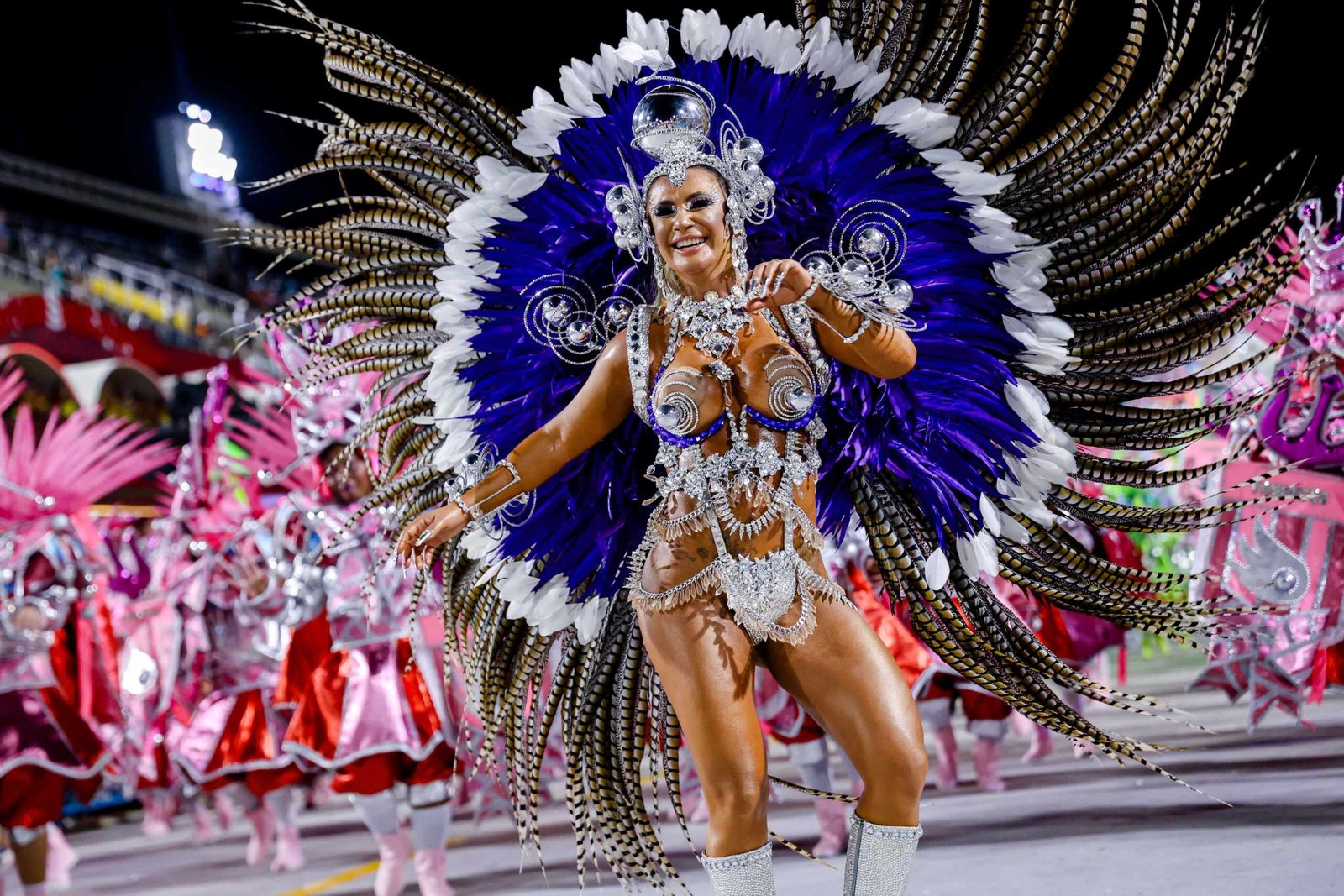 Carol Noronha realiza sonho ao desfilar na Marquês de Sapucaí