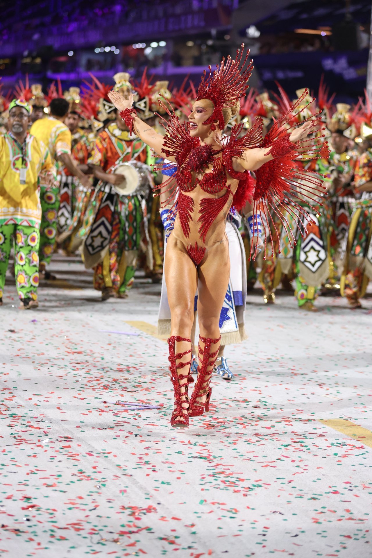 Fantasia dá problema, mas Virginia Fonseca completa desfile pela Grande Rio na Sapucai