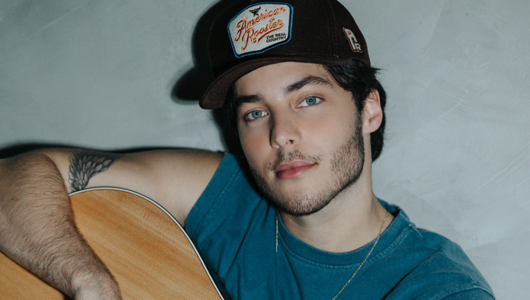 Enzo Ferro apresenta o EP “Agora” e consolida nova fase artística