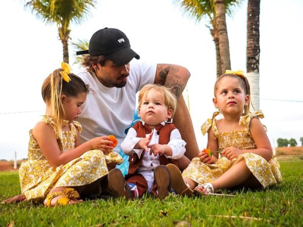 Zé Felipe curte férias com os filhos em Salvador e manda recado nas redes