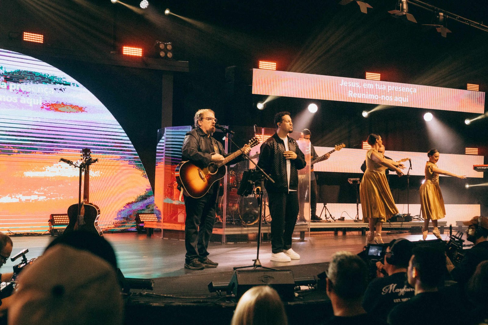 Asaph Borba lança nova versão de 'Jesus Em Tua Presença' com participação especial Asaph Borba lança nova versão de 'Jesus Em Tua Presença' com participação especial