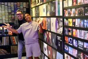 Stevie B visita casa de fã no Brasil e se surpreende com museu criado em sua homenagem