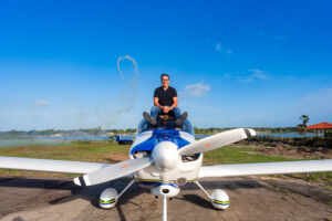 Alex Bacana inicia volta ao mundo em avião monomotor e entra para grupo raro da aviação