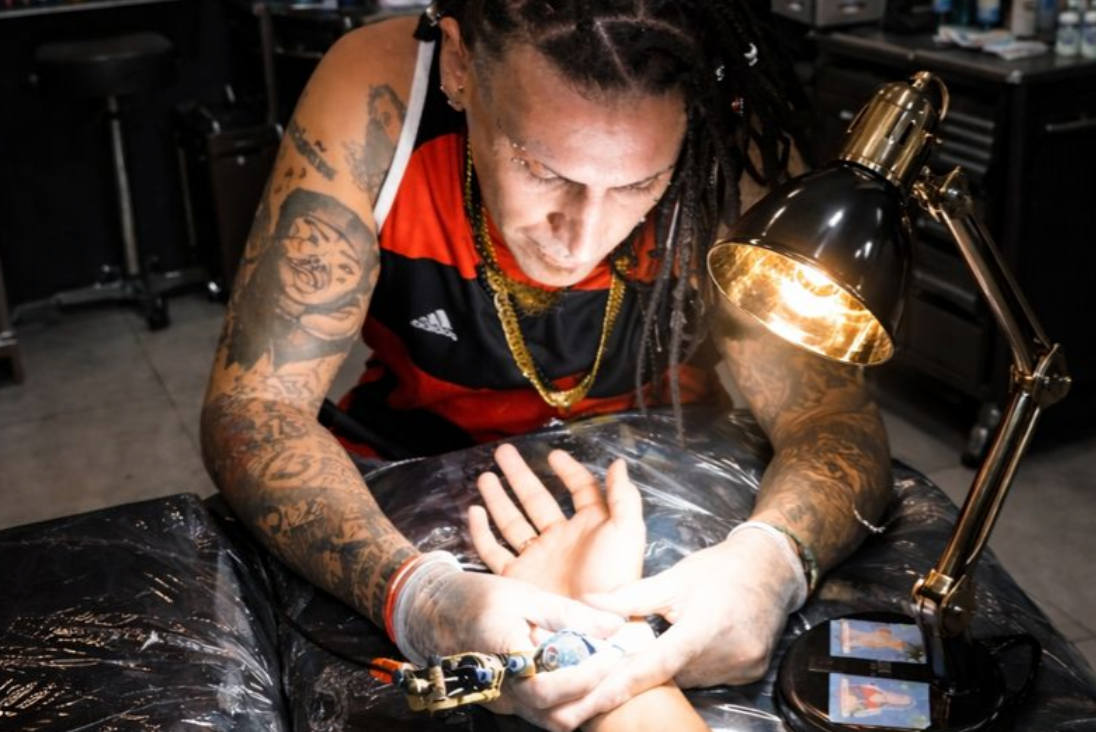 Curso básico de tatuagem ganha força como porta de entrada para novos profissionais no Brasil Curso básico de tatuagem ganha força como porta de entrada para novos profissionais no Brasil