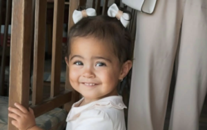 Clara, filha de Zezé Di Camargo e Graciele Lacerda, encanta com look estiloso
